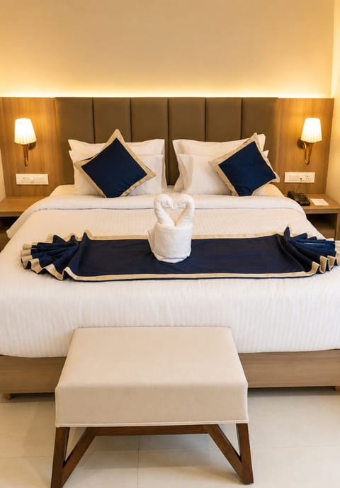 Deluxe Room | Minibar, in-room safe, desk, laptop workspace