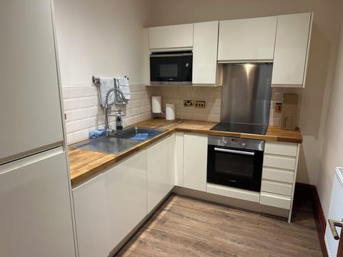 Apartment, City View | Private kitchen