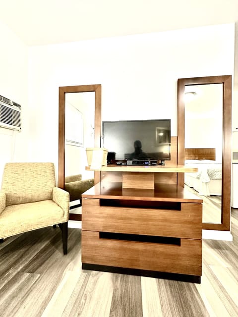 Laptop workspace, free WiFi, bed sheets