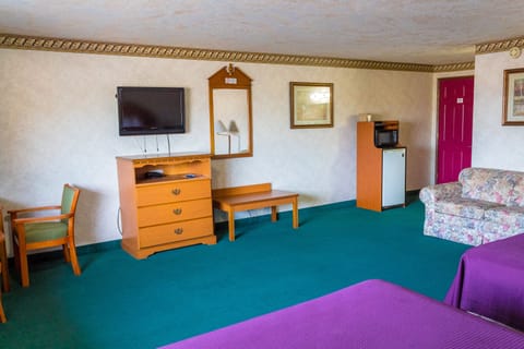 Family Room | Desk, iron/ironing board, free WiFi, bed sheets