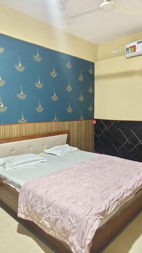 Classic Double Room | Premium bedding, desk, laptop workspace, WiFi (free)