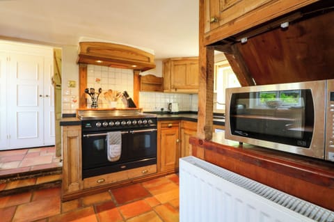 Cottage | Private kitchen | Dishwasher, cookware/dishes/utensils