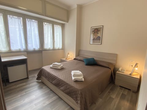 Minibar, desk, WiFi (free)