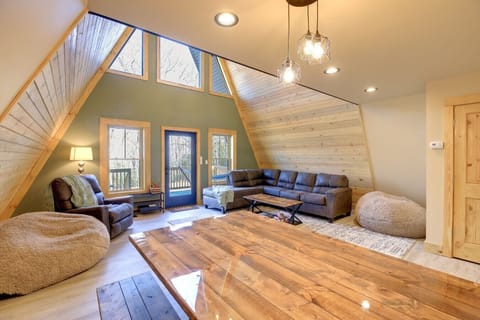 Living Room | Sectional Sofa | Vaulted Ceiling