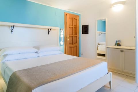 In-room safe, WiFi (free)