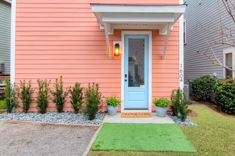 House, Multiple Beds (Happy Ours, Mins to Park Circle, Dtwn) | Exterior detail