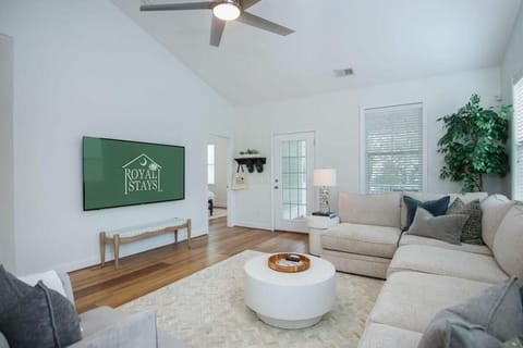 House, Multiple Beds (The Jade, Park Circle, Mins to Dwtn a) | Living area