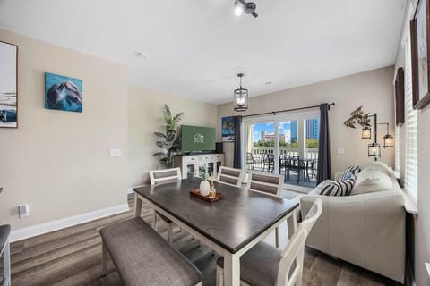 House, Multiple Beds (Sunshine Derby-1 Block to Beach-Garag) | Living area
