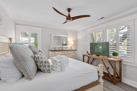 House, Multiple Beds (Palms of Hart- 2 Blocks from Beach, D) | 4 bedrooms