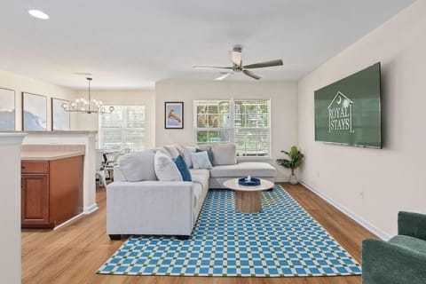 House, Multiple Beds (Queen Kelsey-Mins From Credit One-Pet) | Living area