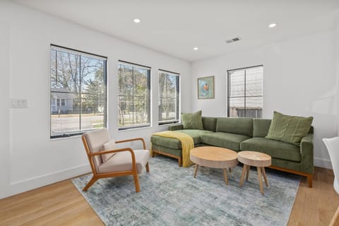 House, Multiple Beds (Suite Magnolia II, Hot Tub & Pet Frie) | Living area