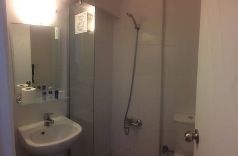 Shower, rainfall showerhead, free toiletries, hair dryer