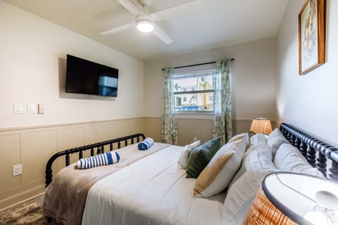 Deluxe Condo, Canal View | Iron/ironing board, WiFi (free)