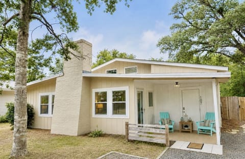 Welcome to Good Vibes Beach Bungalow!