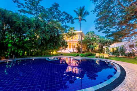 Outdoor pool, sun loungers
