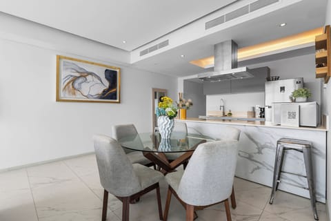 Luxury Apartment, Harbor View | Dining