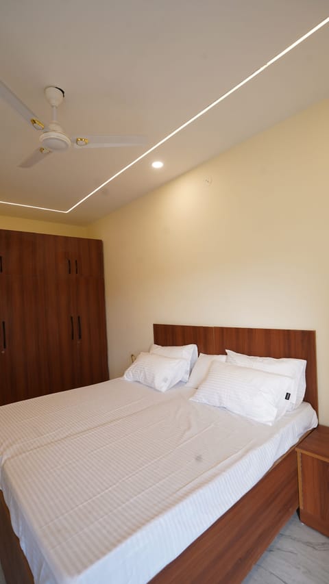 Luxury Shared Dormitory | Desk, laptop workspace, WiFi (free)