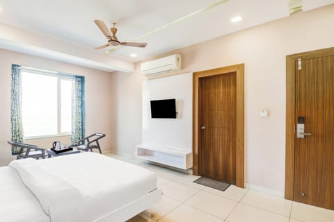 Desk, WiFi (free), bed sheets