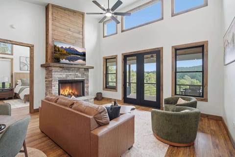 The Lodge at Walnut Peak - A refined retreat above the treetops of North Georgia