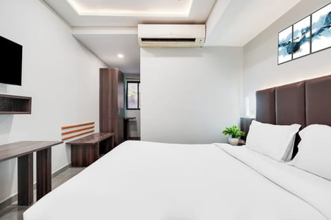 Desk, WiFi (free), bed sheets