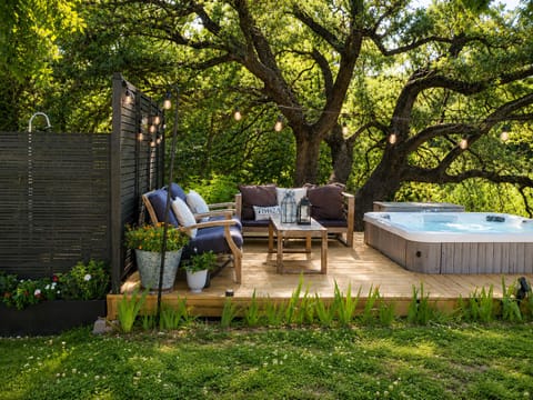 Creekside Hot Tub and Lounge Area