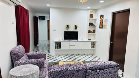 House, 3 Bedrooms | Living room | Books