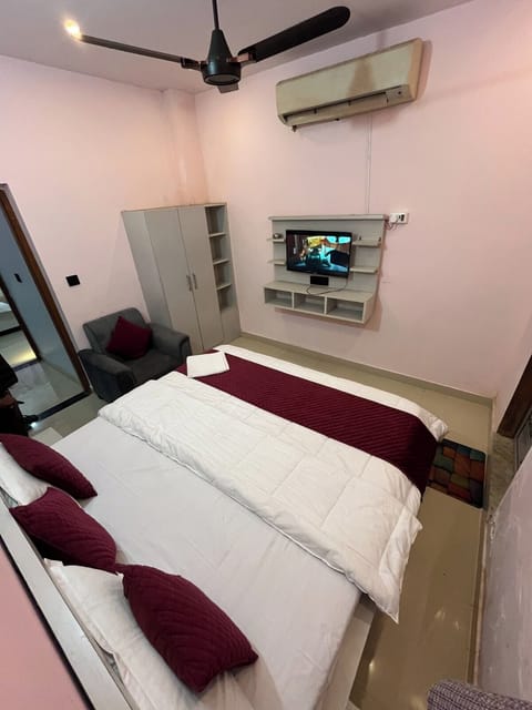 Deluxe Room | Desk, bed sheets