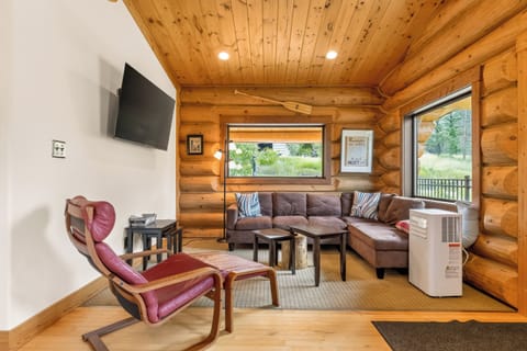 Living Room with Smart TV | No Local Channels 