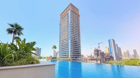 Rooftop infinity pool with skyline