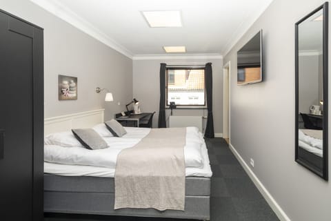 Comfort Room | Hypo-allergenic bedding, blackout drapes, free WiFi, bed sheets