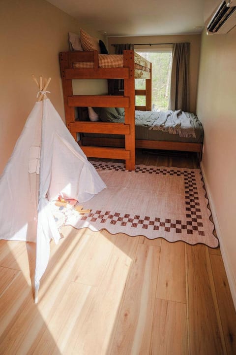 Cabin, Multiple Beds, Hot Tub (North Star Retreat) | 3 bedrooms, bed sheets