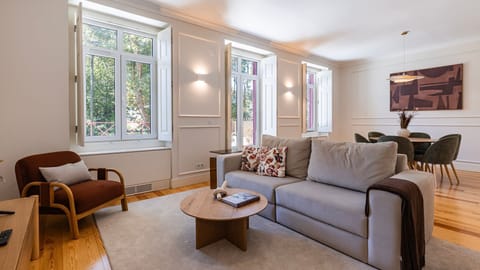 Bright and elegant living area with large windows, stylish décor, and an open-plan dining space designed for relaxing and spending quality time together. #LivingRoom #InteriorDesign #LuxuryStay #HolidayHome #Portugal #PT #Sintra
