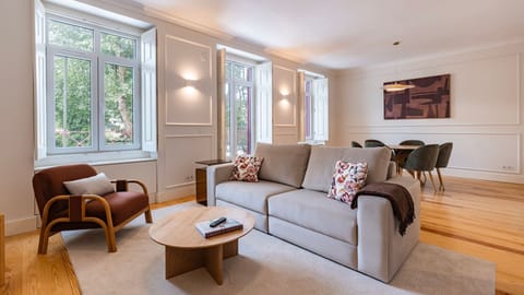 Bright and elegant living area with large windows, stylish décor, and an open-plan dining space designed for relaxing and spending quality time together. #LivingRoom #InteriorDesign #LuxuryStay #HolidayHome #Portugal #PT #Sintra
