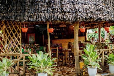 2 bars/lounges
