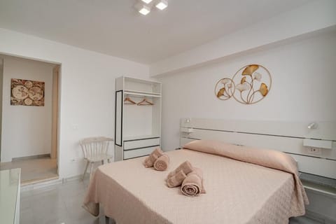 Comfort Double Room, 1 Double Bed | Blackout drapes, iron/ironing board (on request), WiFi (free)