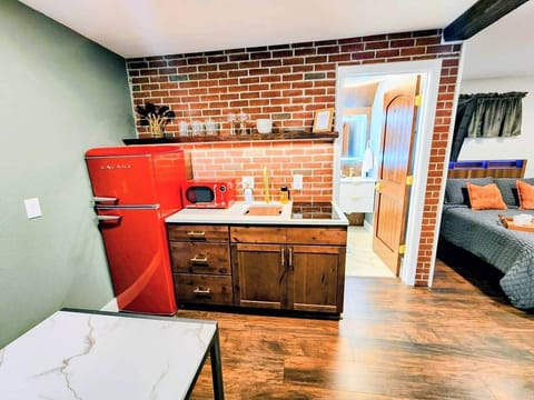 Beautiful and well-stocked Kitchenette 