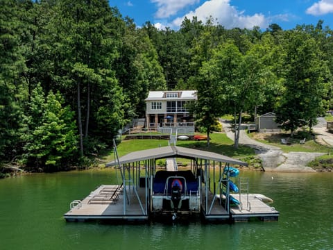 On-site boat ramp, direct lake access, kayaks and paddle boards.