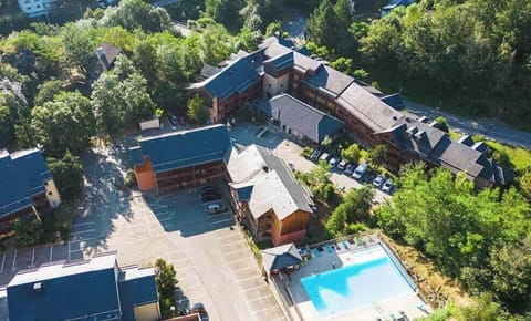 The residence sits close to trails leading toward the Col du Chioula and Plateau de Beille.
