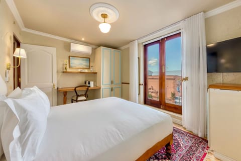 Deluxe Double Room, Mountain View | Desk, laptop workspace, iron/ironing board, WiFi (free)