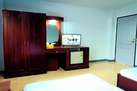 Standard Twin Room | Minibar (free items), desk, WiFi (free), bed sheets