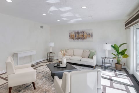 Woodland Hills Vacation Rental | 3BR | 3BA | 2,600 Sq Ft | Step to Enter