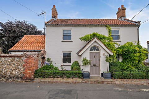 Tusker House, Wells-next-the-Sea - Host & Stay