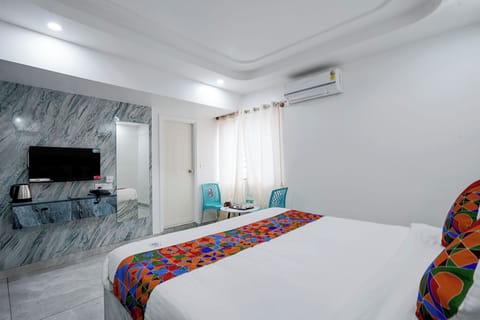 Egyptian cotton sheets, premium bedding, in-room safe, desk