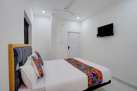 Egyptian cotton sheets, premium bedding, in-room safe, desk