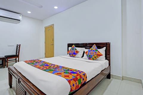 Egyptian cotton sheets, premium bedding, in-room safe, desk