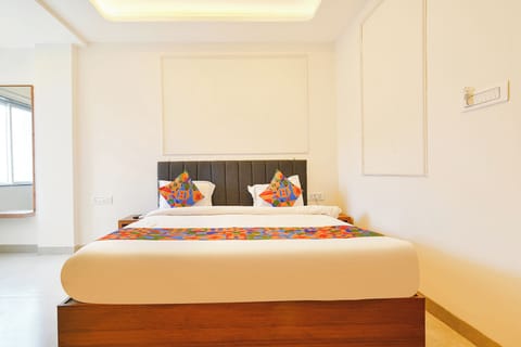 Deluxe Room | Egyptian cotton sheets, premium bedding, in-room safe, desk