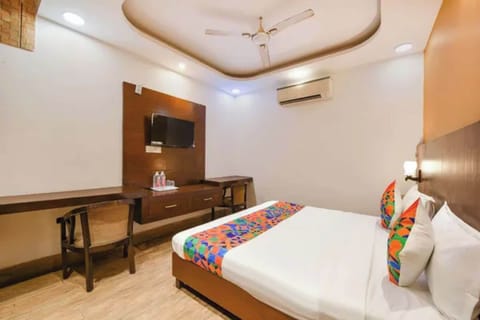 Deluxe Room | Egyptian cotton sheets, premium bedding, in-room safe, desk
