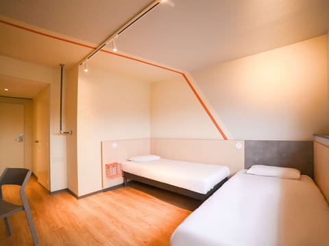 Room, 2 Twin Beds | Soundproofing, iron/ironing board (on request), WiFi (free)