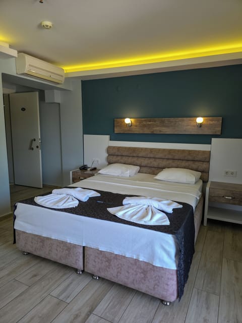 Standard Room, Balcony, Beach View | Desk