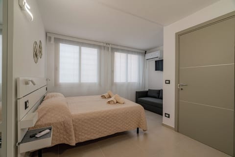 Classic Room, 1 Double Bed | Premium bedding, desk, iron/ironing board (on request), WiFi (free)